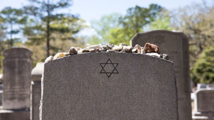 Headstone in a Jewish cemetery.(Jim Pintar / Getty Images/iStockphoto)