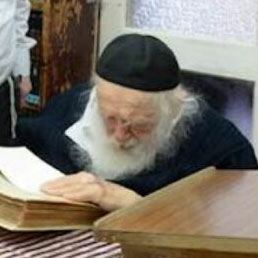 Heartwarming Footage Of Rabbi Chaim Kanievsky, zt”l and his wife doing morning blessings.